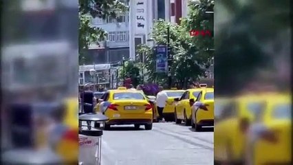 Taksicilerin yol ortasında kavgası! Çevredekiler zar zor ayırdı