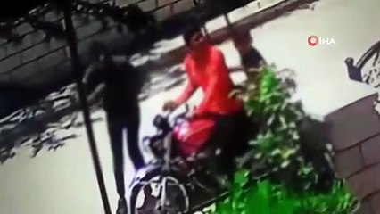 Ils ont volé la grille en fer à l'entrée du parking en quelques secondes.