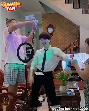 Hậu trường của những clip triệu views, một người quay trăm người cười