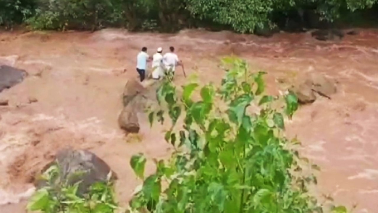 बारिश के बाद जम्मू-कश्मीर में भी हालात बिगड़े, उफान पर नदी-नाले, बीच में फंसा शख्स रेस्क्यू
