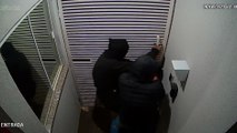 Câmeras flagram ação de bandidos furtando bicicleta em condomínio no Cancelli