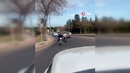 Motosiklet üzerine uzanıp yolculuk eden gençler ölüme davetiye çıkardı