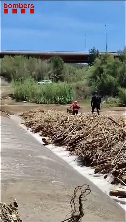 Los bomberos buscan a la desaparecida tras las lluvias torrenciales de Terrassa / BOMBERS