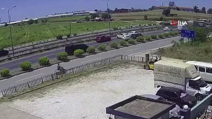 Zincirleme kaza kamerada: Kırmızı ışıkta yavaşlayan otomobillerin arasına daldı