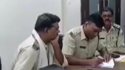 Télécharger la video: जबलपुर: बीजेपी नेता की गोली से युवतीं की मौत, परिजन फांसी देने की कर रहे मांग