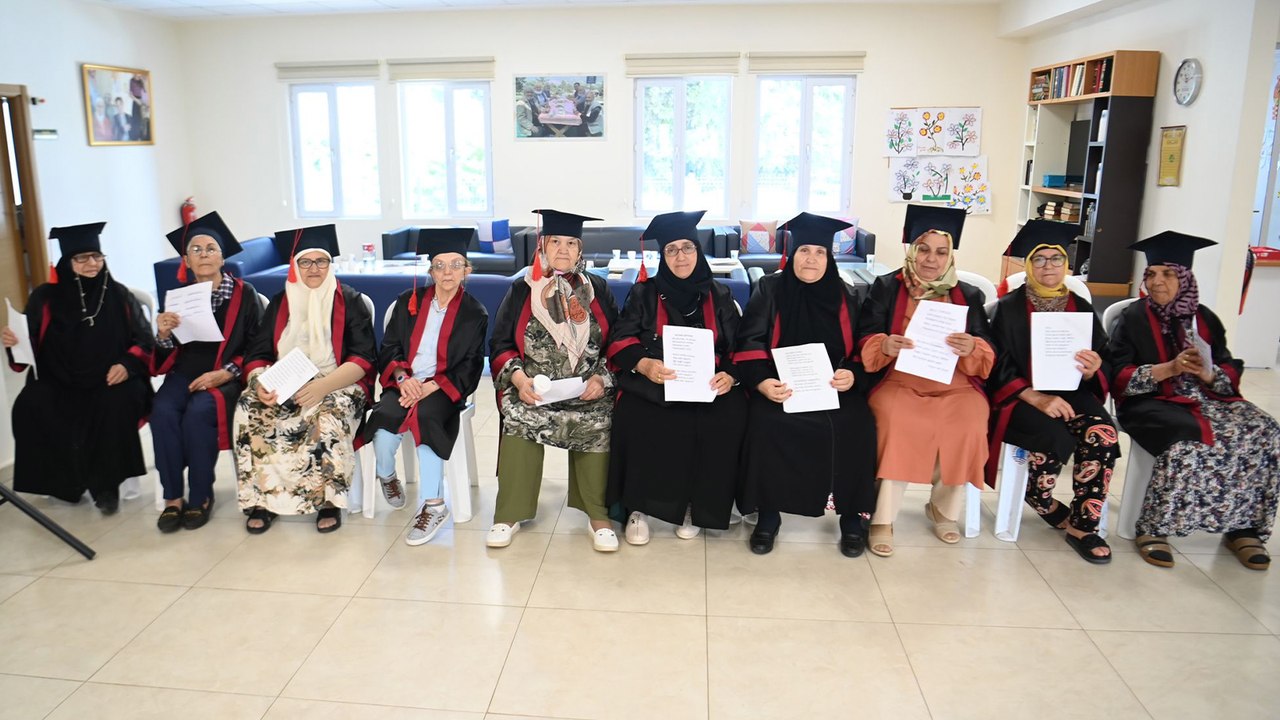 65 yaşından sonra okuma yazma öğrenen kadınlar ilk kez kep atma heyecanı yaşadılar