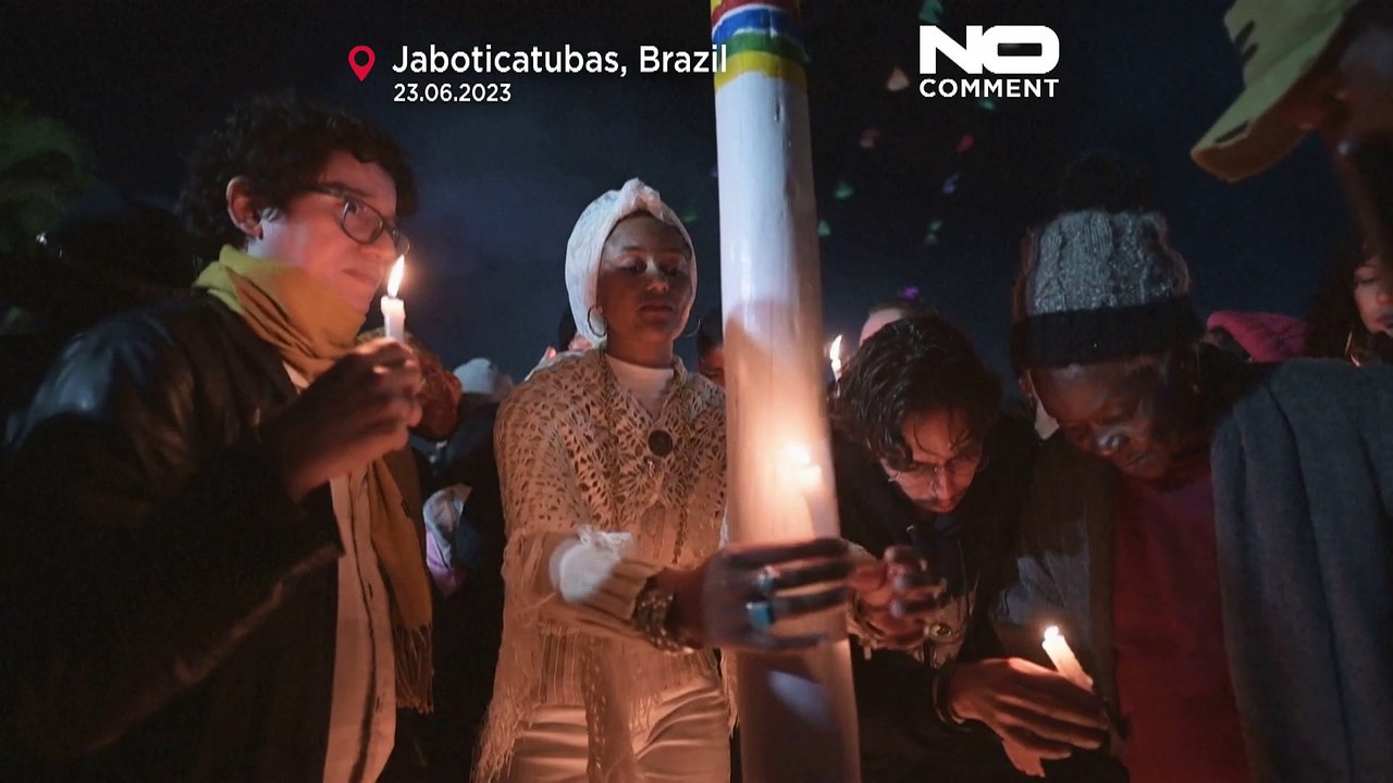 Afro-brasileiros caminham sobre brasas para celebrar São João