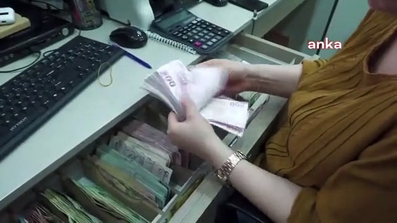 La montée des devises se poursuit : le dollar atteint 25,82 lires, l'euro dépasse 28 lires