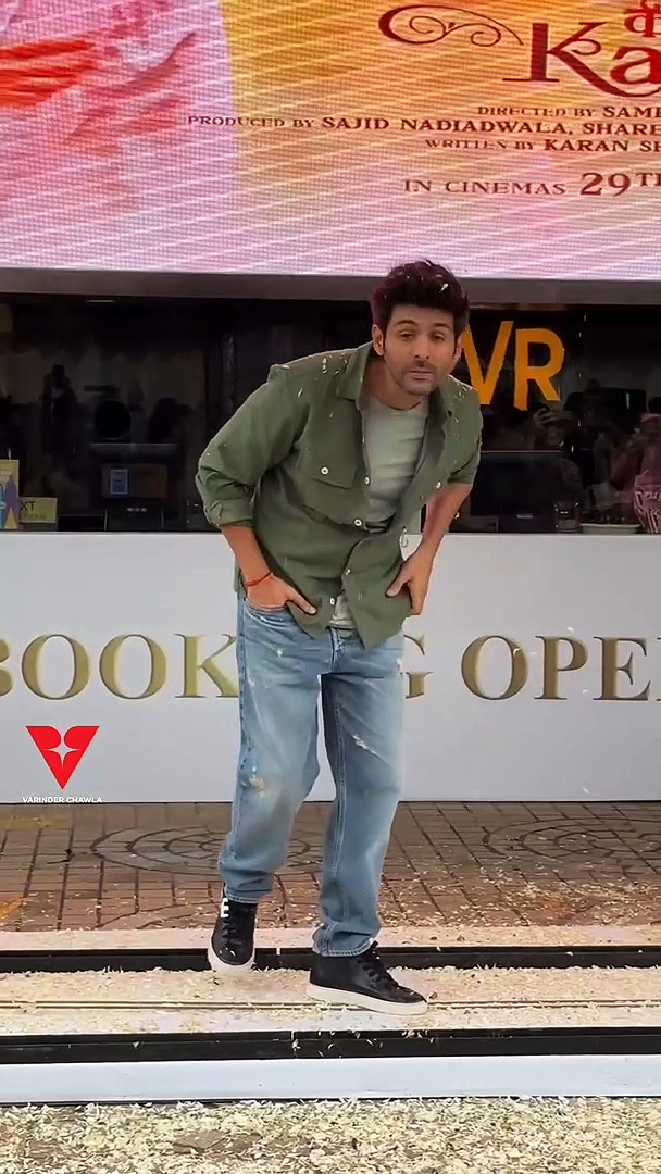 सत्यप्रेम की कथा के प्रमोशन में सिर खुजाते रह गए कार्तिक आर्यन, इस वजह से पड़ा खलल, देखें वीडियो