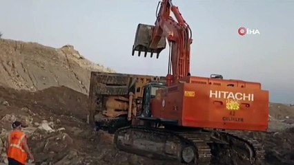 Hafriyat kamyonu zemini kayan yolda devrildi