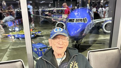 Veteran Given Hero's Welcome On Honor Flight | Happily TV