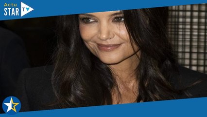 Katie Holmes influenceuse : son collier astro à nouveau en vente après cinq ruptures de stock, décou