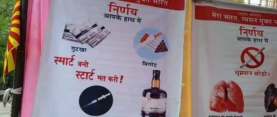 प्रदर्शनी का शुभारंभ करते हुए