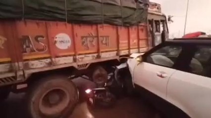 शिवपुरी: ट्रक और कार की भिड़ंत में चपेट में आया युवक,चीख पुकार से मचा कोहराम