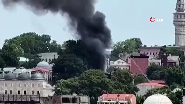 Fatih'te 3 katlı ahşap binada yangın