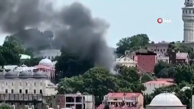 Fatih'te 3 katlı ahşap binada yangın