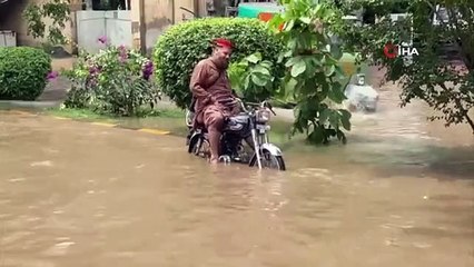 Pakistan'da şiddetli yağış: 13 ölü