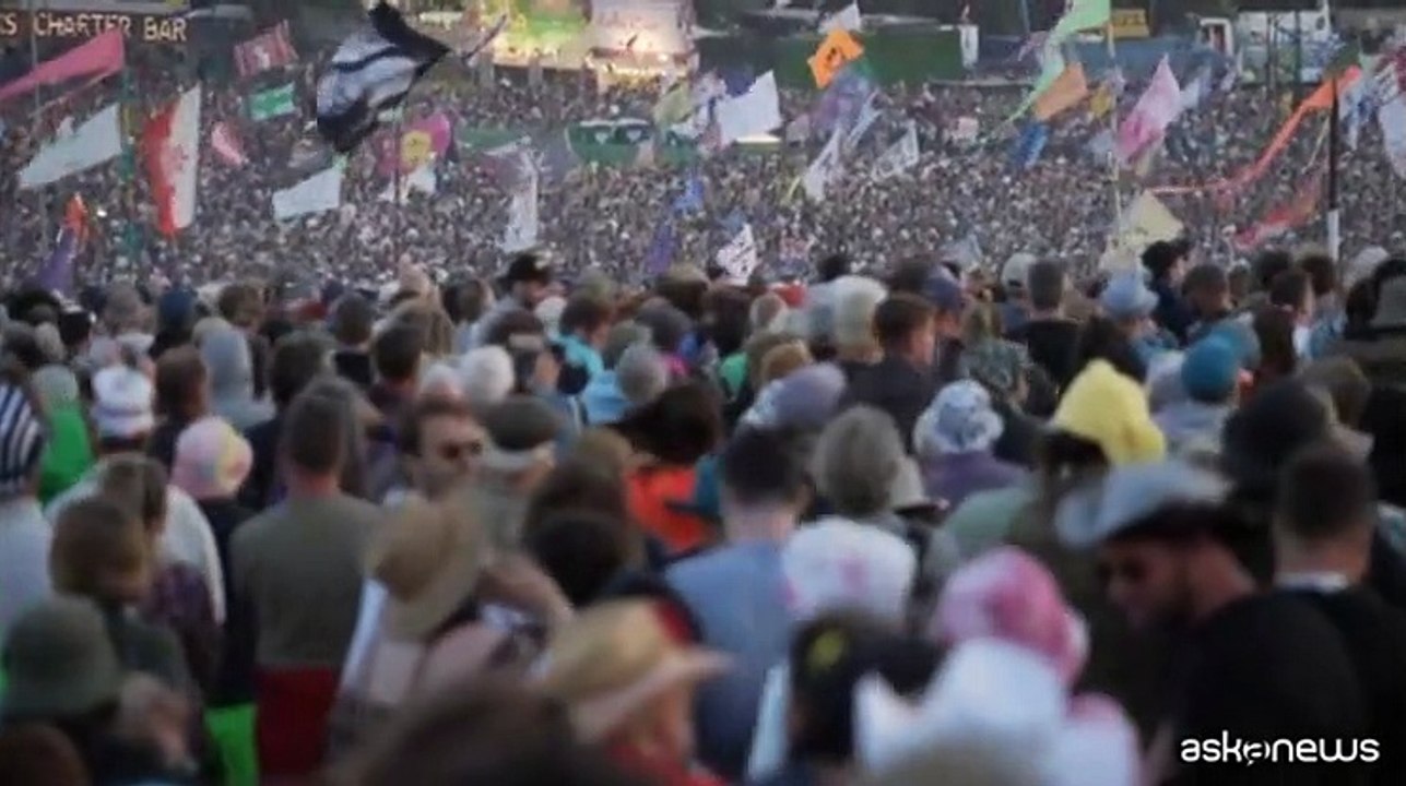 Fan in delirio per il concerto d'addio di Elton...