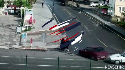 İnanılmaz an kamerada! Kaza yapan aracın altında kalmaktan son anda böyle kurtuldular