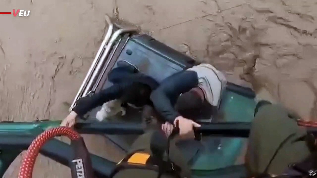 Chilean Police Rescues Residents and Dog Stranded in Sinking Van in Midst of Bursting River