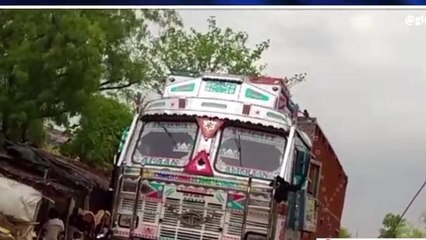 मिर्जापुर: गहरी खाईं मे गिरा अनियंत्रित ट्रक, 5 की मौत, 7 घायल