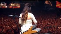 Le micro de la chanteuse Lana Del Rey coupé avant la fin de son concert au festival de Glastonbury - Son public chante à sa place - Regardez