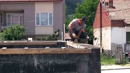 La municipalité a tendu la main à la femme qui a perdu sa maison dans l'incendie qui s'est déclaré du poêle qu'elle voulait allumer avec de l'essence.