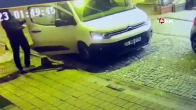Fatih'te akıl almaz olay: Gözlerinin önünde aracını böyle çaldılar
