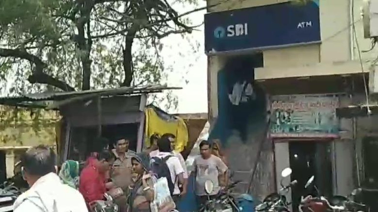 आगरा: बैंक से 8.50 लाख रुपयों से भरा बैग चोरी,...
