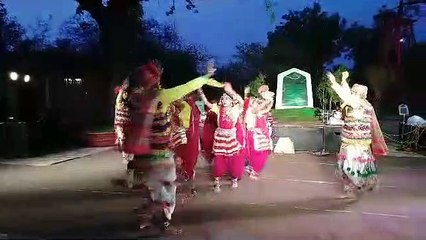 प्रस्तुति देते कलाकार