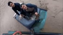El rescate de dos hombres atrapados por las inundaciones de Chile