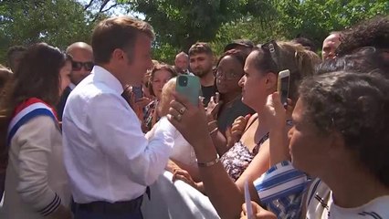 "Il y a plein de boulots de serveur": Emmanuel Macron répond à une dame qui l'interpelle sur la situation professionnelle de son fils