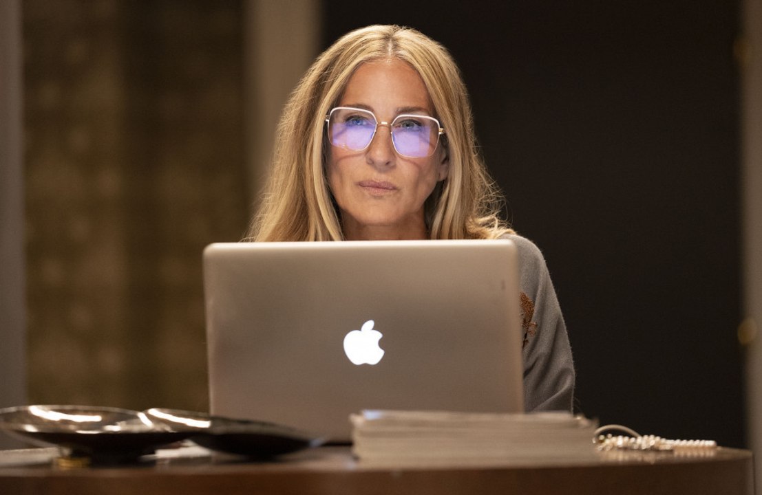 Sarah Jessica Parker explique pourquoi Carrie Bradshaw ne se faisait jamais faire de manucure dans "Sex and the City", car elle était toujours en train de taper à la machine.