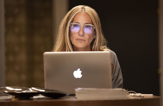 Sarah Jessica Parker explique pourquoi Carrie Bradshaw ne se faisait jamais faire de manucure dans Sex and the City , car elle était toujours en train de taper à la machine.