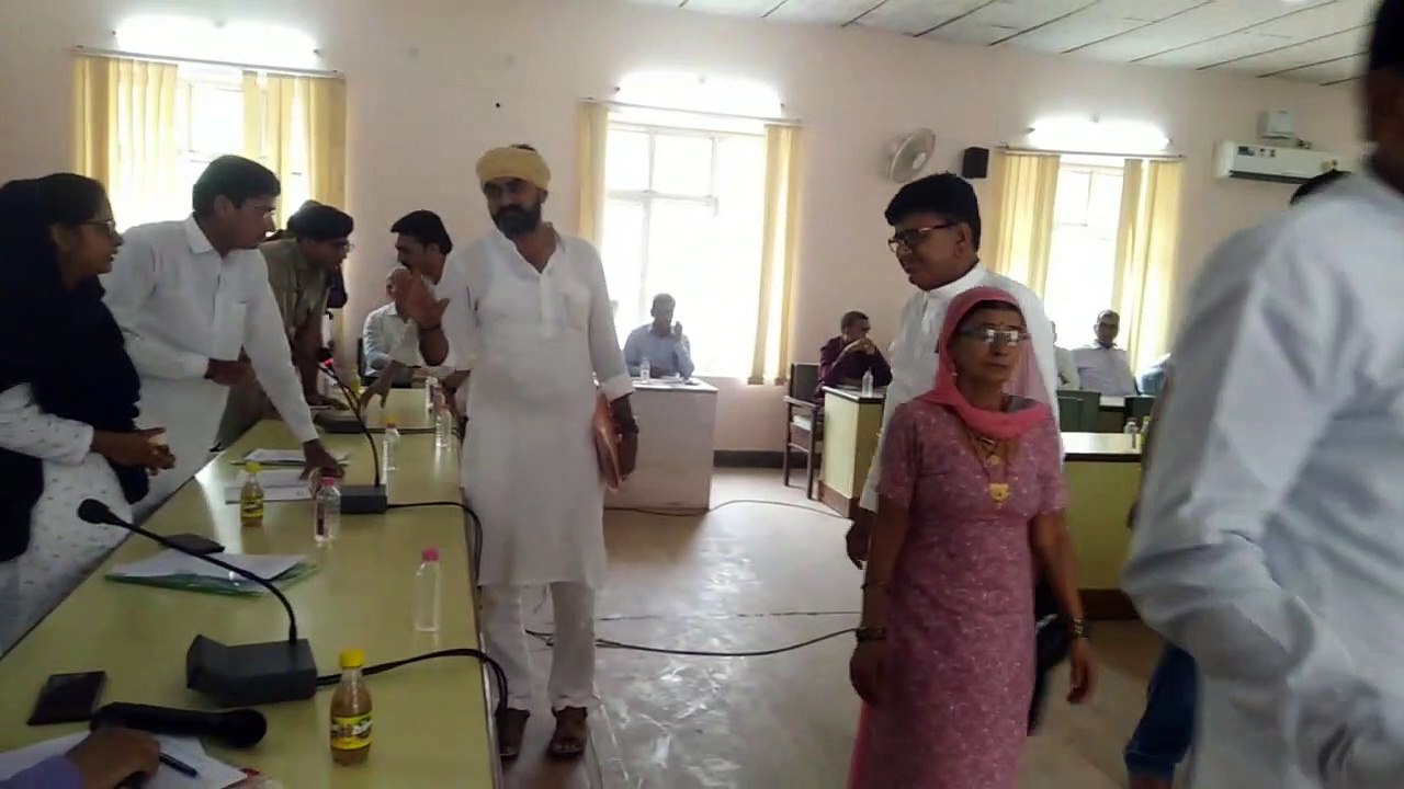 MLA-MP did not reach the meeting of the Zilla Parishad, then the House broke down, the angry members left the meeting in the middle and came out.