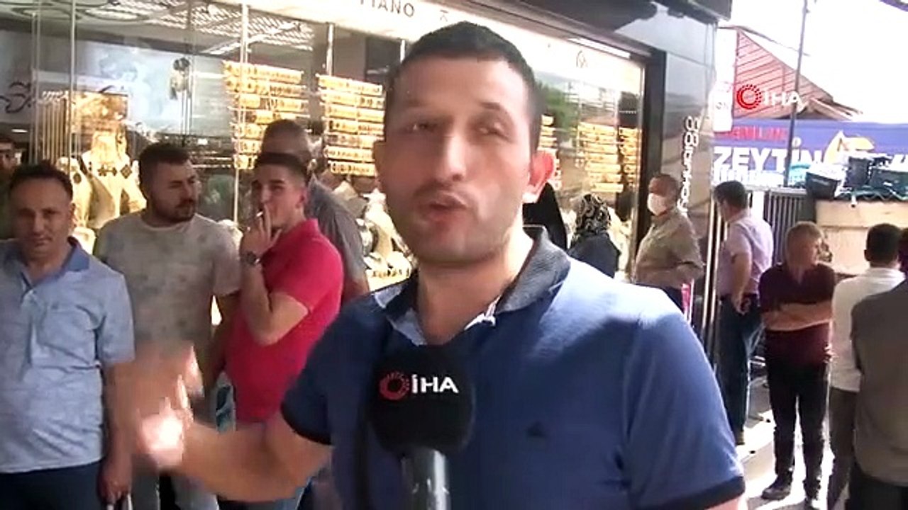 Les citoyens qui voulaient échanger des devises pour l'Aïd al-Adha ont formé une file d'attente.