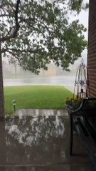 Un vendeur porte-à-porte se met à l'abri alors qu'une tornade frappe un quartier du Colorado