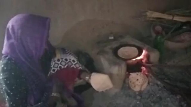 महोबा: अपनी बदहाली पे आंसू बहा रहे गुमानपुरा के बाशिंदे, चूल्हे पर खाना बनाने को मजबूर, देखें रिपोर्ट