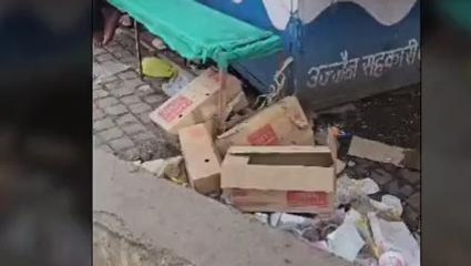 उज्जैन: धार्मिक स्थलों के बाहर लगा कचरे का अंबार, श्रद्धालुओं ने जताई नाराजगी