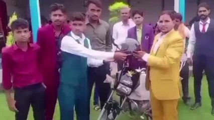 सराहनीय: दुल्हन के पिता ने पेश की मिसाल, दामाद को गिफ्ट में दिया "हेलमेट"