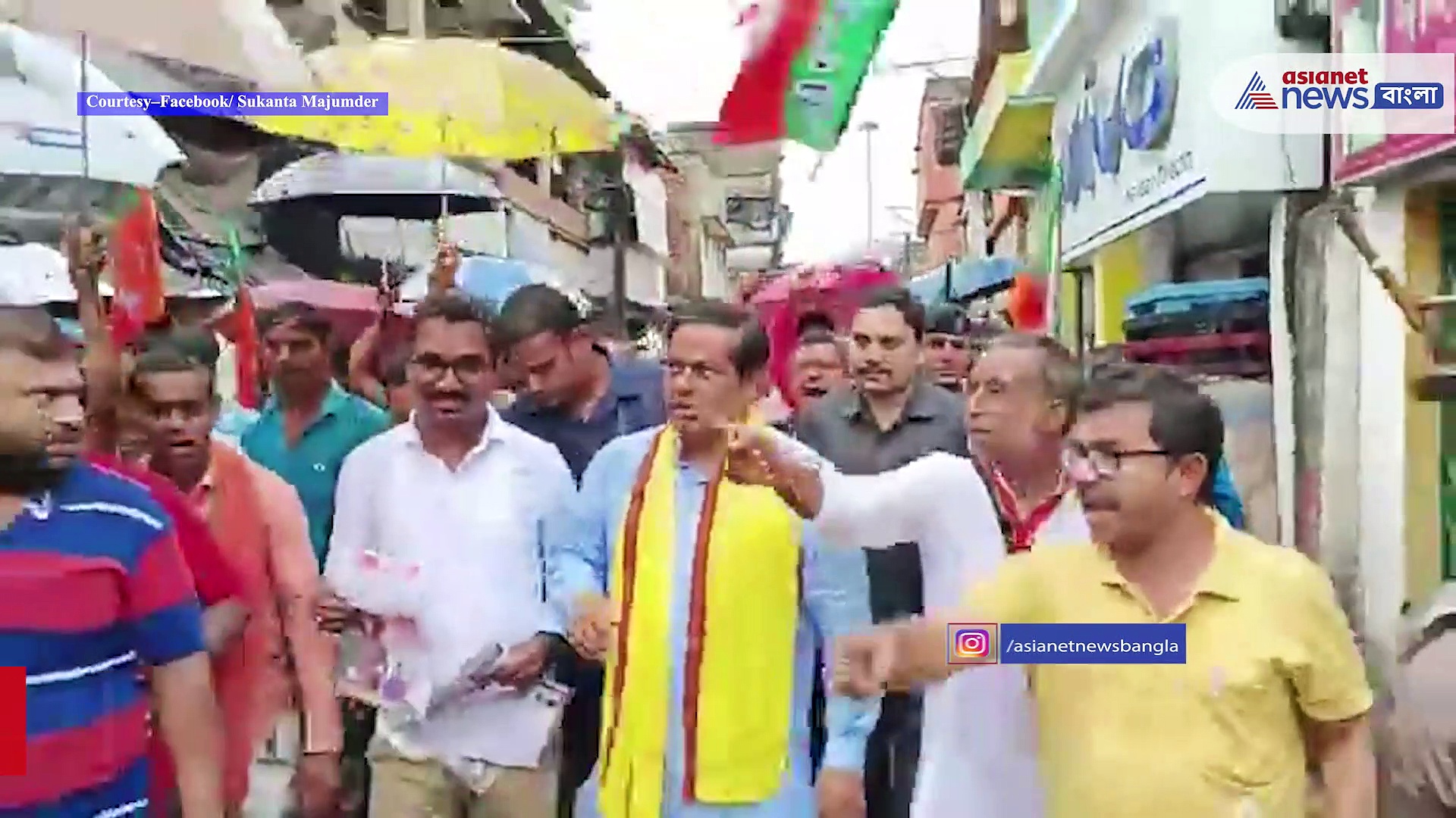বৃষ্টি উপেক্ষা করে মথুরাপুরে বাড়ি বাড়ি ভোট প্রচার বিজেপির রাজ্য সভাপতি সুকান্ত মজুমদারের