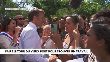 Emmanuel Macron échange avec la mère d'un demandeur d'emploi à Marseille