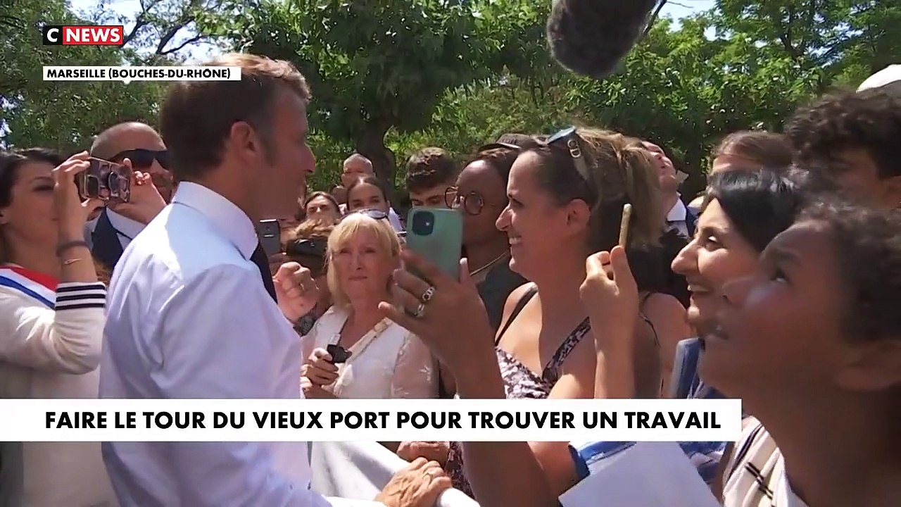 Emmanuel Macron interpellé à Marseille par une mère au sujet de son fils au chômage: "Sur le Vieux-Port, je suis sûr qu'il y a 10 offres d'emploi pour lui"
