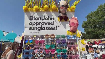Des fans et des paillettes pour les adieux d'Elton John au public britannique à Glastonbury