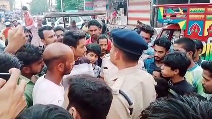 सड़क और पुलिया निर्माण की मांग, वार्डवासियों ने किया चक्काजाम
