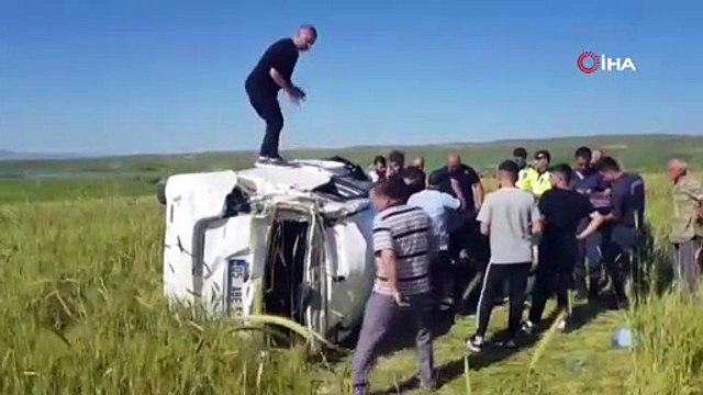 Çarpışan otomobiller tarlaya uçtu: 5 yaralı