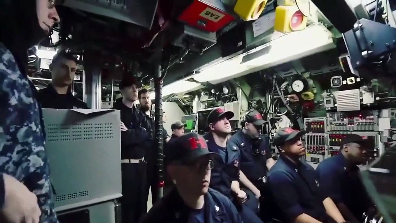 Ce sous-marin nucléaire américain fait surface et brise la glace... Impressionnant
