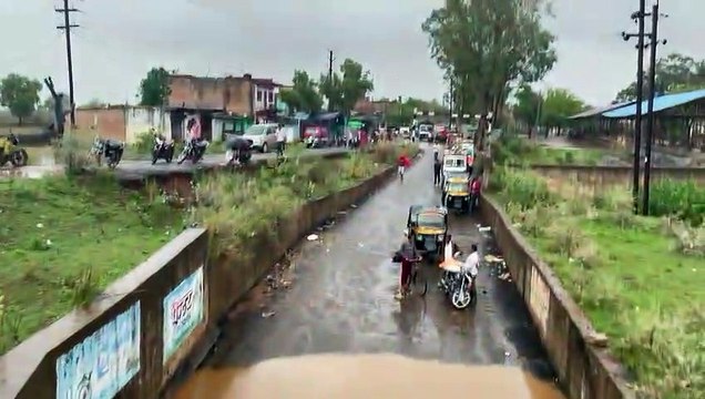 रेलवे के अंडरब्रिज में भरा पानी, म्याना में फंसी एंबुलेंस, ट्रैक्टर ट्रॉली में रखकर शव को ले जाना पड़ा