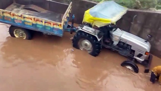 रेलवे के अंडरब्रिज में भरा पानी, म्याना में फंसी एंबुलेंस, ट्रैक्टर ट्रॉली में रखकर शव को ले जाना पड़ा