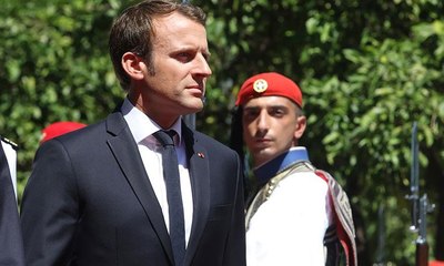 ماكرون يتحدث باللغة العربية وينادي ولي العهد السعودي بـ"يا طويل العمر"